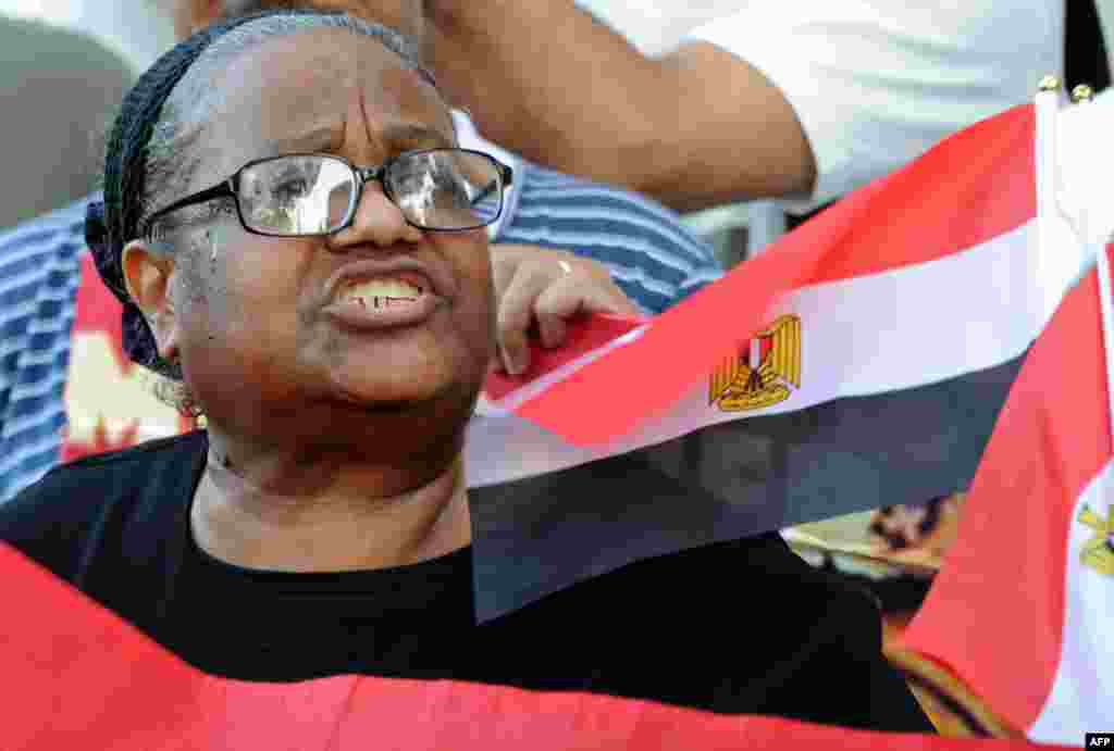 日本的埃及侨民和他们的支持者8月18日在东京的埃及大使馆前集会,抗议埃及警方和军方屠杀数百名反政府示威者。