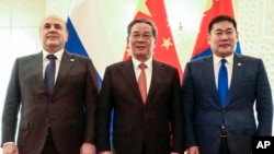 2024年10月16日,星期三,俄罗斯总理米哈伊尔·米舒斯京(左)、中国国务院总理李强(中)和蒙古总理罗布桑那木斯来·奥云额尔登在巴基斯坦伊斯兰堡举行的上海合作组织(SCO)成员国政府首脑理事会峰会期间合影留念。