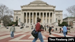 资料照片:2005年3月31日,人们走在美国纽约哥伦比亚大学的校园里。