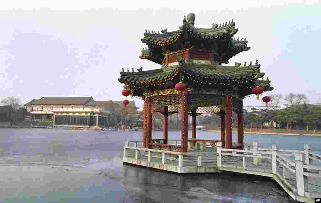 北京钓鱼台国宾馆的湖面和亭台楼阁,背景是18号楼,是访问中国首都的外国元首或政府首脑下榻之处(1989年2月1日),例如1989年的美国总统乔治·布什就曾经住在这里。钓鱼台国宾馆比美国华盛顿的布莱尔国宾馆大得多。布莱尔国宾馆是路边的楼房,在白宫斜对过。