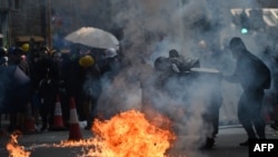 资料照片:在警方释放催泪弹后,香港抗议者向警察投掷土制燃烧弹。(2019年10月1日)