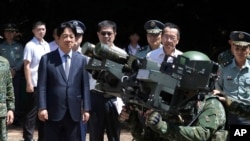 资料照:台湾总统赖清德视察澎湖岛海军基地时观看士兵演示多毒刺导弹发射器操作。(2024年9月6日)