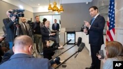 Menteri Luar Negeri Amerika Serikat Marco Rubio berbicara kepada media di Bandara Shannon di Shannon, Irlandia, 12 Maret 2025. (Saul Loeb/Pool Photo via AP)