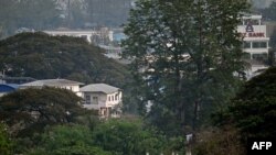 从泰国湄索看到的缅甸妙瓦底镇的KBZ银行。(2024年4月11日)