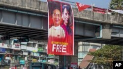 昂山素季和温敏的画像被悬挂在仰光一个交通路口。(2021年2月16日)
