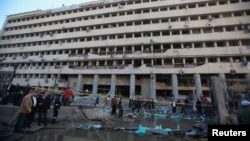 星期五,开罗发生连环爆炸事件,其中包括一次汽车自杀炸弹爆炸,至少导致5人丧生。