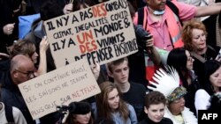 ဘယ်လ်ဂျီရမ် နိုင်ငံ Brussels မြို့က ရာသီဥတုပြောင်းလဲမှု တိုက်ဖျက်ရေး ဆန္ဒပြသူတွေထဲ တွေ့မြင်ရတဲ့ လူသိများတဲ့ တက်ကြွလှုပ်ရှားသူ Adelaide Charlier နဲ့ Anuna De Wever (Oct. 10, 2021)