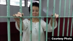 曼谷移民监狱中的哎乌 (对华援助协会图片)