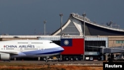 资料照:台湾中华航空公司一架波音747客机正在台北桃园机场起飞。(2018年8月6日)