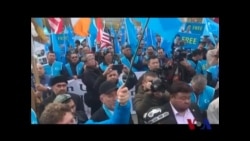 上千名来自世界各地的维吾尔人在日内瓦举行游行集会抗议中国当局在新疆的政策 (2018年11月6日) 上千名来自世界各地的维吾尔人在日内瓦举行游行集会抗议中国当局在新疆的政策 (2018年11月6日)