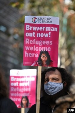 示威者在英国内政部外举牌抗议内政大臣布雷弗曼的言论。(2023年11月4日)