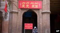 中国新疆喀什的一座清真寺入口上写着“爱党爱国”的字样。 (资料照片)
