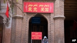 中国新疆喀什的一座清真寺入口上写着“爱党爱国”的字样。 (资料照片)