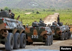 2018年3月17日,中国军人坐在坦克上出席柬埔寨磅士卑省举行的军演开幕式。数百名中国军人参加了那次为期15天的柬埔寨与中国的联合军演。