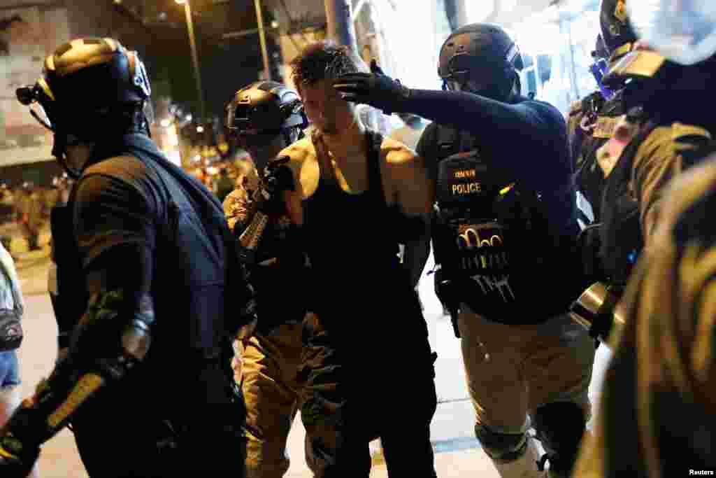 2019年10月5日,一名戴着口罩在香港元朗参加示威活动的男子被防暴警察拘捕。