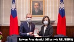 台湾总统蔡英文在总统府会晤到访的时任法国国民议会友台小组主席戴扈杰(François de Rugy)。(2021年12月16日)