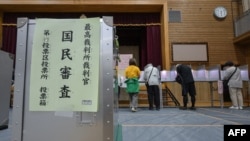 日本星期天举行众议院大选,自民党及其盟友公明党可能失去国会多数席位,这将给新首相石破茂带来严重打击。(法新社:2024年10月27日)