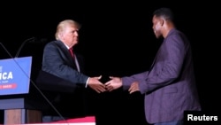 前总统特朗普曾登台为前美式足球选手沃克参选参议员造势。(路透社资料图)