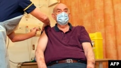 အောက်စဖို့ဒ်က Churchill ဆေးရုံမှာ ဆေးကုသမှုခံယူနေတဲ့ အသက် ၈၂ နှစ်အရွယ်လူနာကို ကာကွယ်ဆေးထိုးပေးနေတဲ့ မြင်ကွင်း။ (ဇန်နဝါရီ ၀၄၊ ၂၀၂၀)