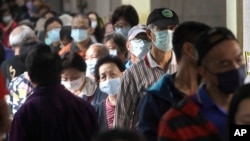 资料图片:2022年11月26日星期六,台湾新北市居民在投票站排队投票。台湾各地选民前往投票站,参加一场受到密切关注的地方选举,在2024年总统选举之前决定台湾主要政党的实力。(美联社)