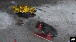 俄罗斯军队化学武器部门负责人伊戈尔·基里洛夫及其助手遭爆炸袭击身亡,俄罗斯当局称已逮埔一名乌兹别克斯坦籍男子。(美联社:2024年12月17日)