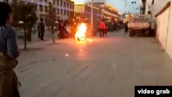 扎西热丹在曲玛县自焚抗议而死。(2016年12月8日)