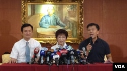 洪秀柱(中)在记者会上(美国之音杨明拍摄)