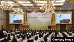 စီးပွားရေး လုပ်ငန်းရှင်များနဲ့ တွေ့ဆုံပွဲတွင် မိန့်ခွန်းပြောနေသည့် ဒေါ်အောင်ဆန်းစုကြည်