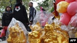 Các bức tượng mèo được bày bán trên đường phố ở Hà Nội.