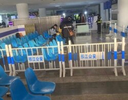 扬州火车站外设置核酸检测站。(展江提供)