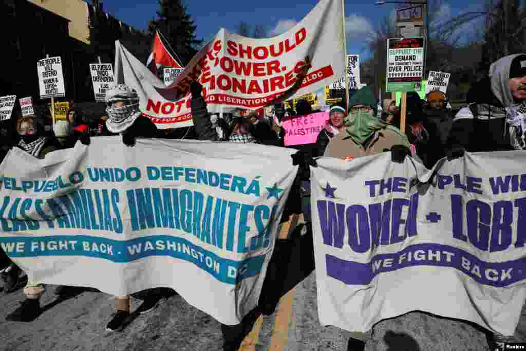 2025年1月20日,华盛顿,人们在美国总统唐纳德·特朗普就职典礼当天举行抗议活动