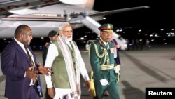 印度总理莫迪2023年5月21日晚抵达巴布亚新几内亚访问并受到总理马拉佩的亲自迎接。(巴新政府照片))