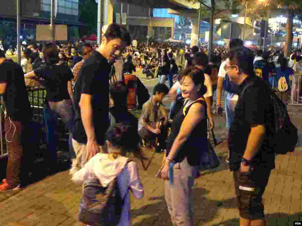 数以万计港人周三继续参与街上占据行动（美国之音海彦拍摄）