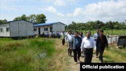 ဘင်္ဂလားဒေ့ရှ်နိုင်ငံခြားရေးဝန်ကြီးနဲ့အဖွဲ့ ရခိုင်ပြည်နယ်အတွင်းက ဒုက္ခသည်နေရာပြန်လည်ချထားရေး အကွက်များသို့ သွားရောက်ကြည့်ရှုစဉ်။ (ဓာတ်ပုံ- MOI)