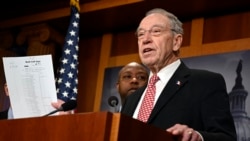 艾奥瓦州参议员查克·格拉斯利在国会山的新闻发布会上发言。(2018年12月19日)