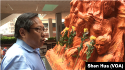 香港支联会主席何俊仁凝视国殇之柱 (美国之音记者申华 拍摄)