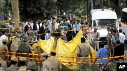 2011年9月7号印度首都新德里高等法院外发生爆炸,警车准备遮护现场
