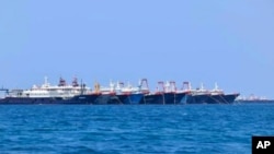 资料照片- 图中 220艘中国船只中的一些停泊在牛轭礁周边。(2021年3月7日)