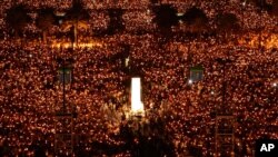 资料照:在六四天安门镇压事件20周年之际,数万人在香港维多利亚公园举行烛光守夜活动,悼念死难者。(2009年6月4日)