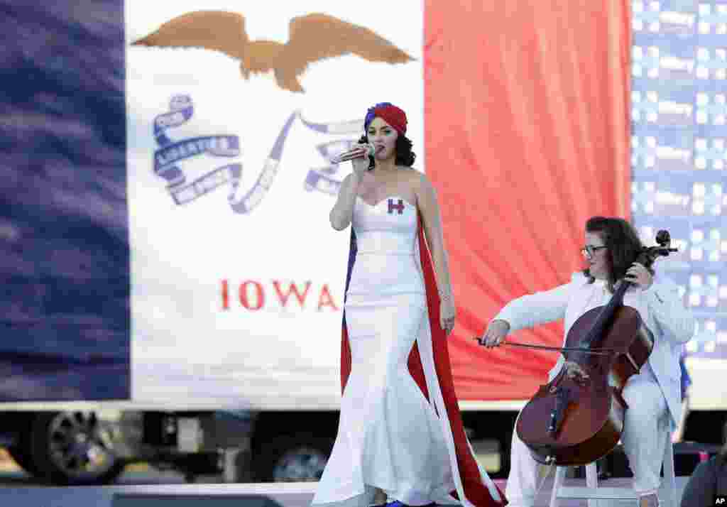 在爱奥华州得梅因举行的民主党总统候选人希拉里·克林顿(Hillary Rodham Clinton)竞选造势大会上,凯蒂·佩里演唱(2015年10月24日)。