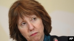 欧盟外交与安全政策高级代表兼欧洲委员会副主席凯瑟琳.阿什顿2013年4月6日在世界大国和伊朗官员之间举行的高层会谈之后,所举行的她的新闻记者会上听取一个问题