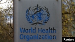 位于瑞士日内瓦的世界卫生组织(WHO)总部大楼外的WHO标识