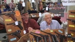 Чому американці так завзято відстоюють право на вільний доступ до зброї? Відео Чому американці так завзято відстоюють право на вільний доступ до зброї? Відео