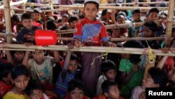 အသစ်ရောက်လာသော ဒုက္ခသည်တွေကို နေရာချပေးနေစဉ်