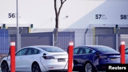 在中国的特斯拉上海厂里生产的特斯拉Model 3 电动汽车。(2019年12月2日)