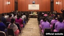 သမ္မတဦးဝင်းမြင့်နှင့်ဇနီးဒေါ်ချိုချိုတို့ ထိုင်းနိုင်ငံ၊ မြန်မာသံရုံးတွင် သံရုံးအမှုထမ်းများ၊