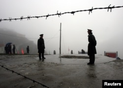 2006年7月6日,在西藏与印度东北部的锡金邦之间,中国军人守护着山口。