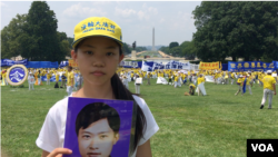 16岁的徐鑫洋来自中国辽宁。父亲徐大为因为印刷法轮功材料被判刑八年。出狱13天后死亡。(美国之音萧雨拍摄)