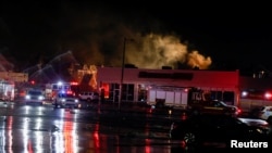 宾夕法尼亚州费城发生坠机事件后,现场浓烟滚滚,紧急事务人员在出事地段执行任务。(2025年1月31日)