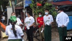 ပြည်ထောင်စုကြံ့ခိုင်ရေးနှင့်ဖွံ့ဖြိုးရေးပါတီ (USDP) နဲ့ အမျိုးသားဒီမိုကရေစီအဖွဲ့ချုပ် (NLD) ပါတီ တို့ကို ထောက်ခံသူ တချို့ကို ရန်ကုန်မြို့မှာ တွေ့ရ။ (စက်တင်ဘာ ၀၉၊ ၂၀၂၀)